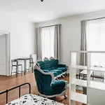 Podzamcze 24 *